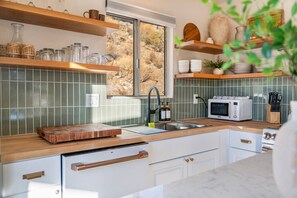 Réfrigérateur, four à micro-ondes, un four, surface de cuisson