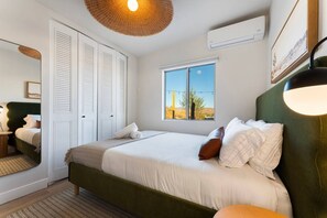 2 habitaciones, escritorio y tabla de planchar con plancha 