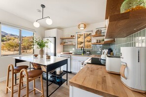 Kylskåp, mikrovågsugn, ugn och spishäll