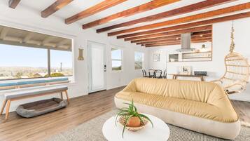 Smart TV, fireplace, stereo