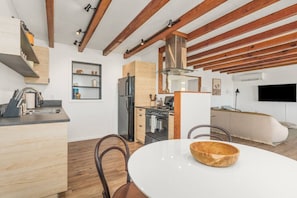 Frigorífico, horno, placa de cocina y lavavajillas