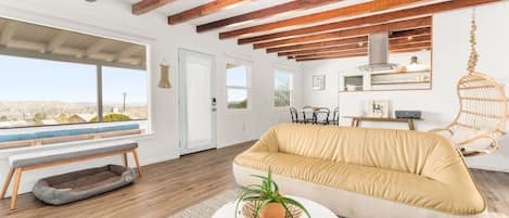 Smart TV, chimenea, estéreo