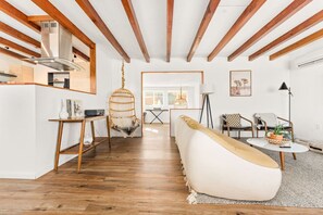 Una Smart TV, una chimenea, un reproductor estéreo