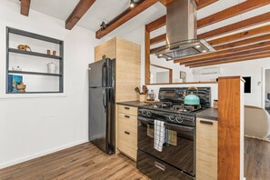 Kylskåp, ugn, spishäll och diskmaskin