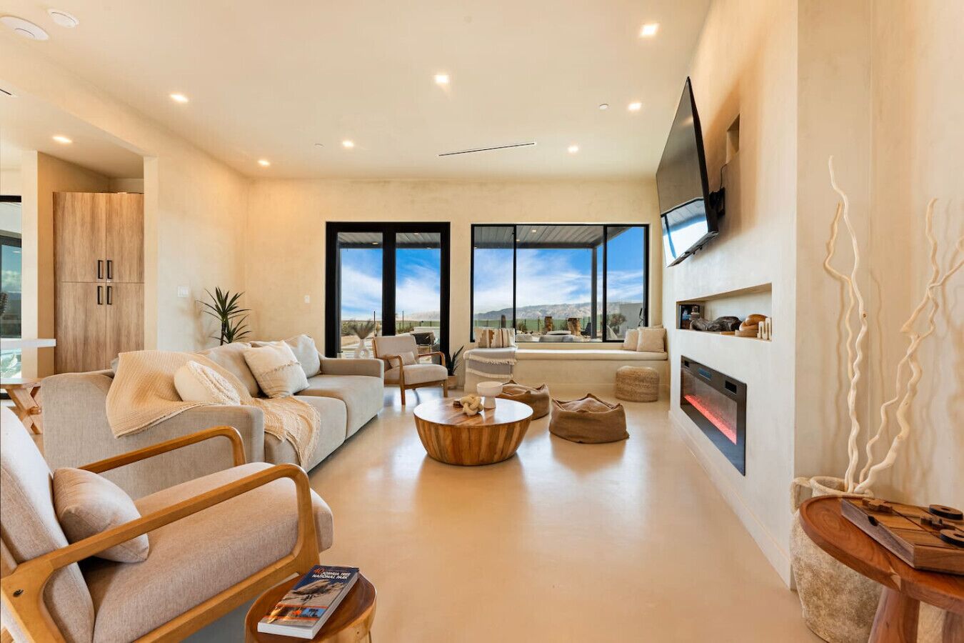 Smart TV, chimenea y estéreo 