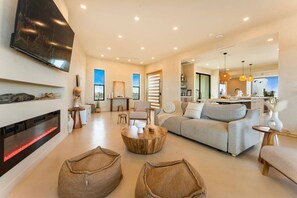 Smart TV, chimenea y estéreo