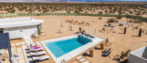 Una piscina al aire libre