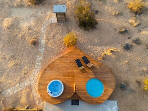 Property grounds - Mindy`s Rustic Rabbit Cabin ~ Heart Deck ~ Spa ~ (Joshua Tree)