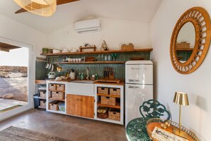 Fridge, stovetop, coffee/tea maker, toaster - Mindy`s Rustic Rabbit Cabin ~ Heart Deck ~ Spa ~ (Joshua Tree)