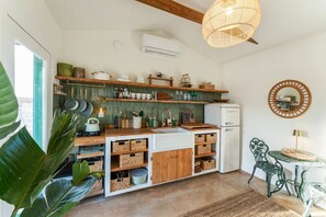 Fridge, stovetop, coffee/tea maker, toaster
