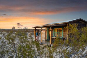 Exterior - Mindy`s Rustic Rabbit Cabin ~ Heart Deck ~ Spa ~ (Joshua Tree)