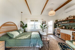 1 bedroom, free WiFi, bed sheets - Mindy`s Rustic Rabbit Cabin ~ Heart Deck ~ Spa ~ (Joshua Tree)