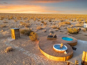 Outdoor spa tub - Mindy`s Rustic Rabbit Cabin ~ Heart Deck ~ Spa ~ (Joshua Tree)