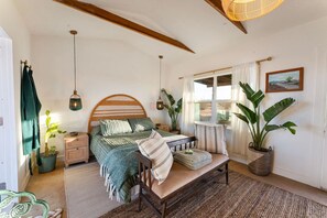 1 bedroom, free WiFi, bed sheets - Mindy`s Rustic Rabbit Cabin ~ Heart Deck ~ Spa ~ (Joshua Tree)