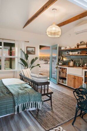 1 bedroom, free WiFi, bed sheets - Mindy`s Rustic Rabbit Cabin ~ Heart Deck ~ Spa ~ (Joshua Tree)