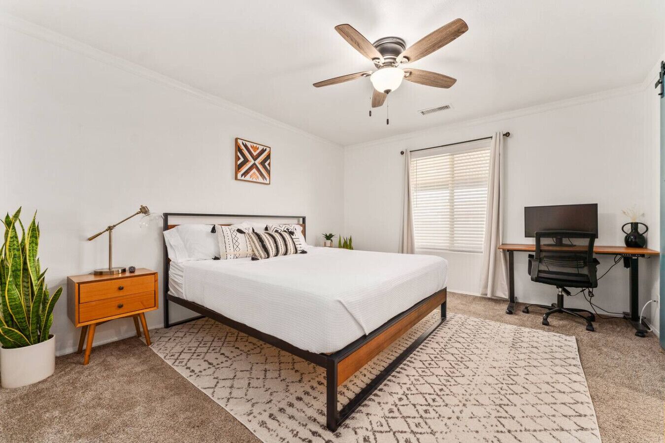 Una scrivania, Wi-Fi gratuito, lenzuola