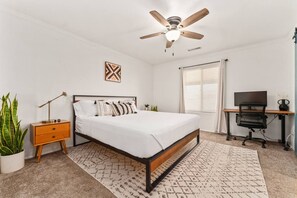 Escritorio, wifi gratis y ropa de cama 