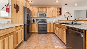 Private kitchen - The Farm House | Pool&Spa | 5 min to JT Park (Twentynine Palms)