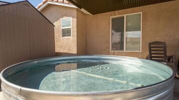 Bañera de hidromasaje al aire libre