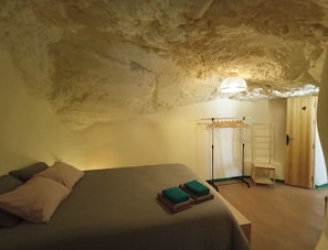 3 quartos, escrivaninha, ferros/tábuas de passar roupa, berço de viagem