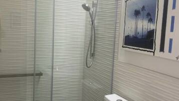 Douche, sĂšche-cheveux, serviettes fournies, savon