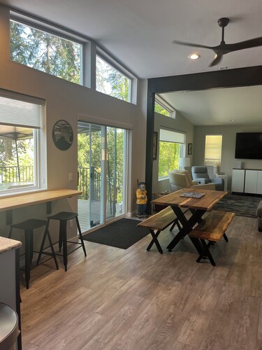 Coeur d'Alene Lake Escape -Stunning Views, Private Beach, and Cozy Retreat!