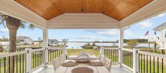 Peaceful Waterfront Retreat. Beach minutes away. Gorgeous views