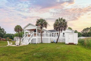 Exterior - Peaceful Waterfront Retreat. Beach minutes away. Gorgeous views (Newport)