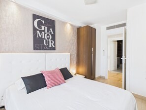 2 bedrooms, desk, iron/ironing board, WiFi