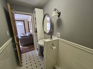 Douche, séchoir à cheveux, serviettes fournies, savon