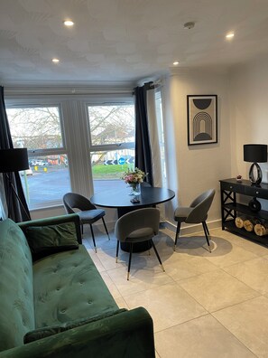 TV - Elegant 2 Bedroom Apartment in Dartford Kent (Dartford)