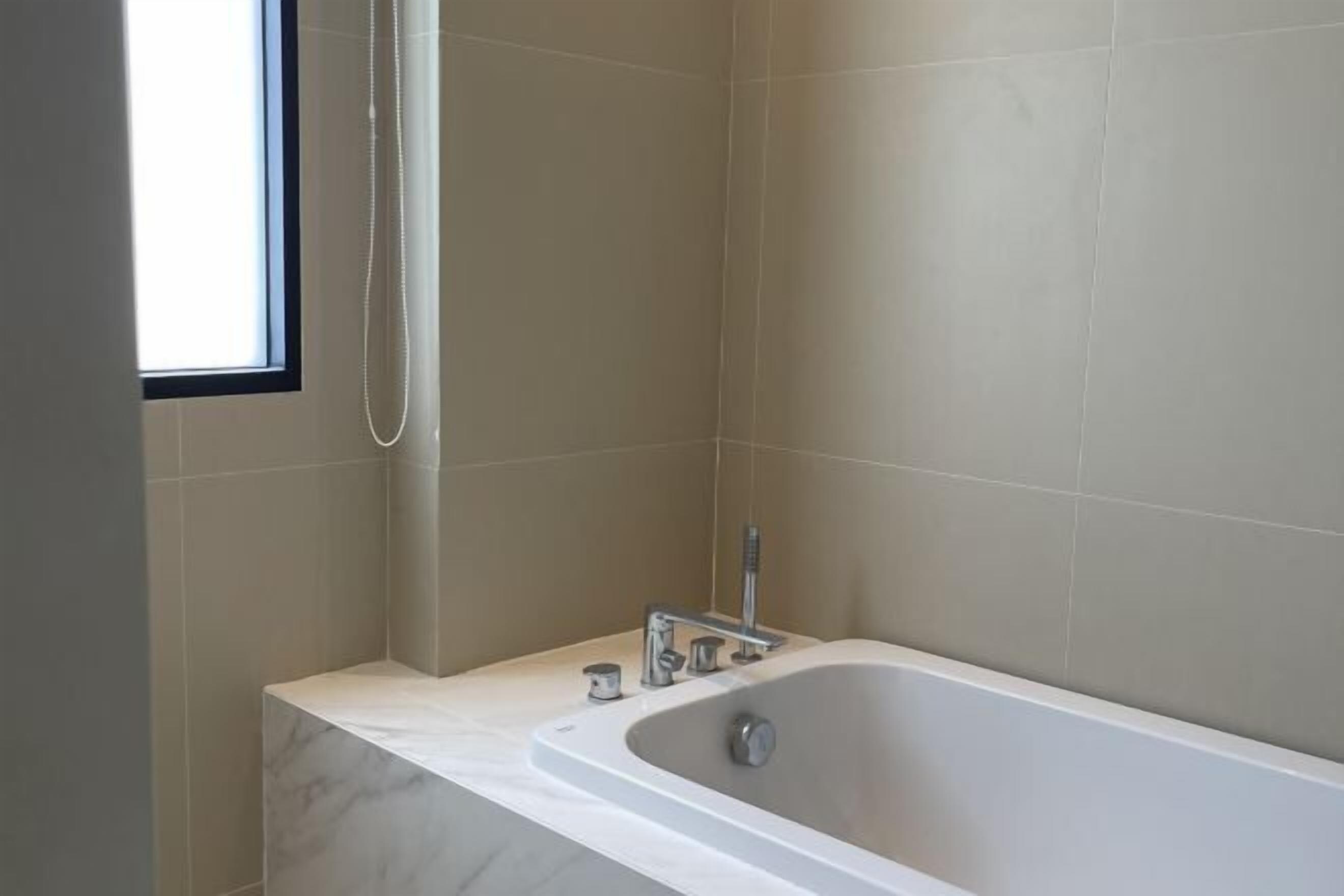 Badewanne und Dusche (separat), kostenlose Toilettenartikel