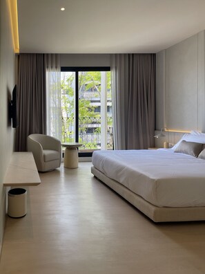 Standard Suite, 1 King Bed, Balcony, City View | 1 bedroom, in-room safe, soundproofing, free WiFi - Chinatown Heritage (Bangkok)