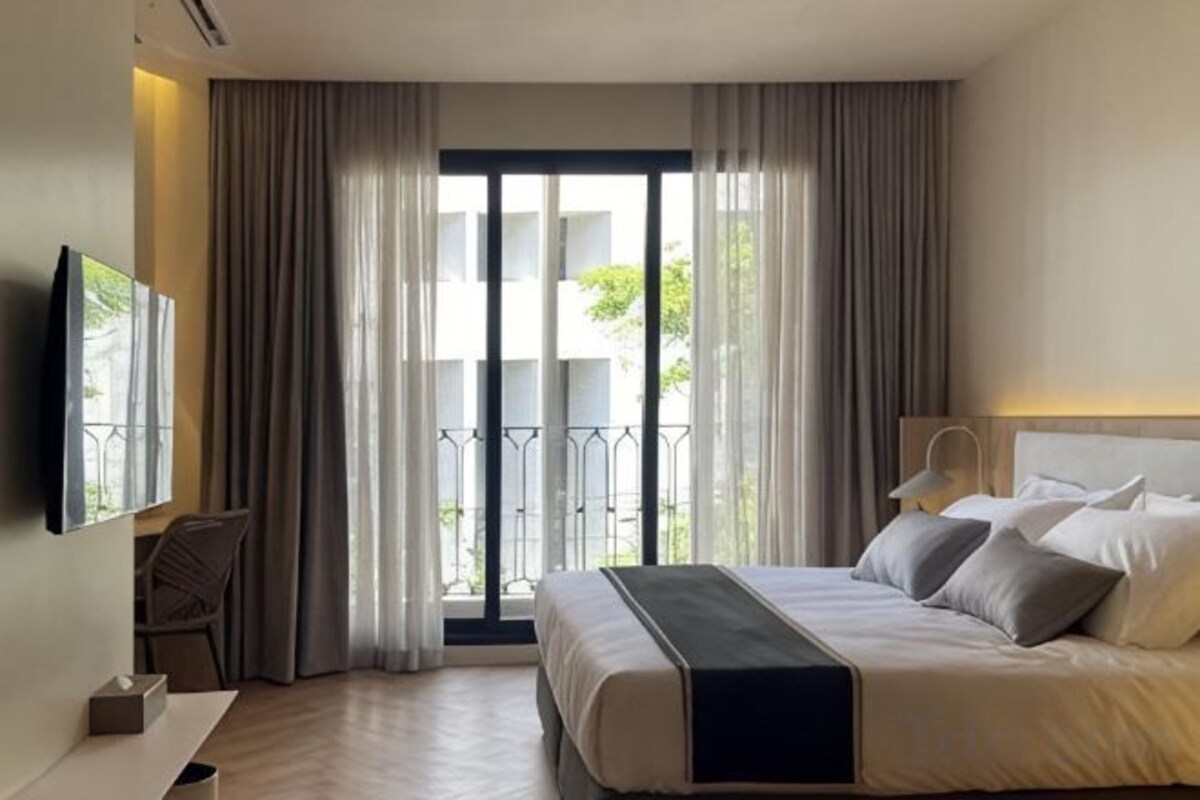 Deluxe Suite Balcony City View