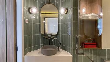 Suite estándar, balcón, vista a la ciudad | Baño | Tina y regadera independientes y amenidades de baño gratuitas