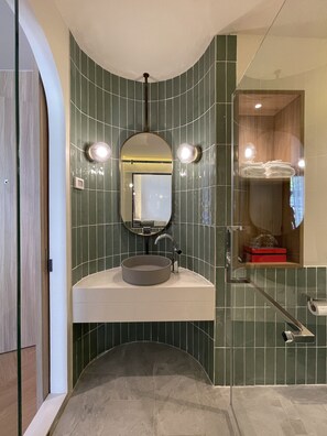 Standard-Suite, Balkon, Stadtblick | Badezimmer | Badewanne und Dusche (separat), kostenlose Toilettenartikel