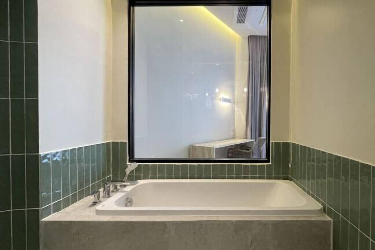 Banheiro | Banheira e chuveiro separados, produtos de toalete grátis