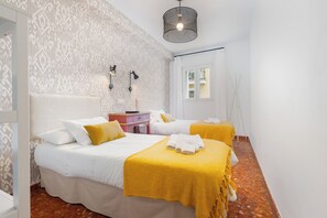 3 habitaciones, tabla de planchar con plancha y cuna de viaje