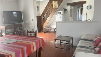 TV, DVD player, livros, videoteca
