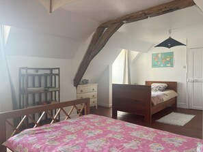 3 Schlafzimmer, Schreibtisch, Bügeleisen/Bügelbrett, Reisekinderbett
