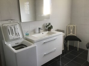 Secadora de cabello, toallas, jabón, papel de baño