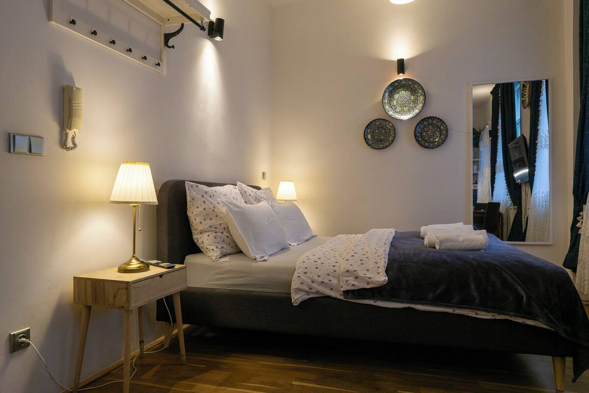 Appartement Confort, vue sur la cour intérieure | Rideaux d’obscurcissement, fer et planche à repasser