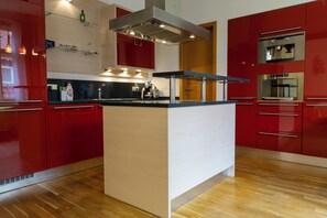 Deluxe Apartment, City View | Private kitchen