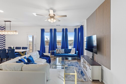 Lux 3bd, Game room with 85" TV, gym, firepit, Minutes to Tesla, COTA, Airport