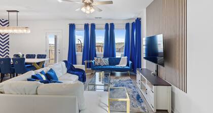 Lux 3bd, Game room with 85" TV, gym, firepit, Minutes to Tesla, COTA, Airport