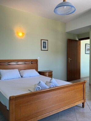 Habitación cuádruple familiar, vista a la playa | Espacio para trabajar con laptop y wifi gratis 