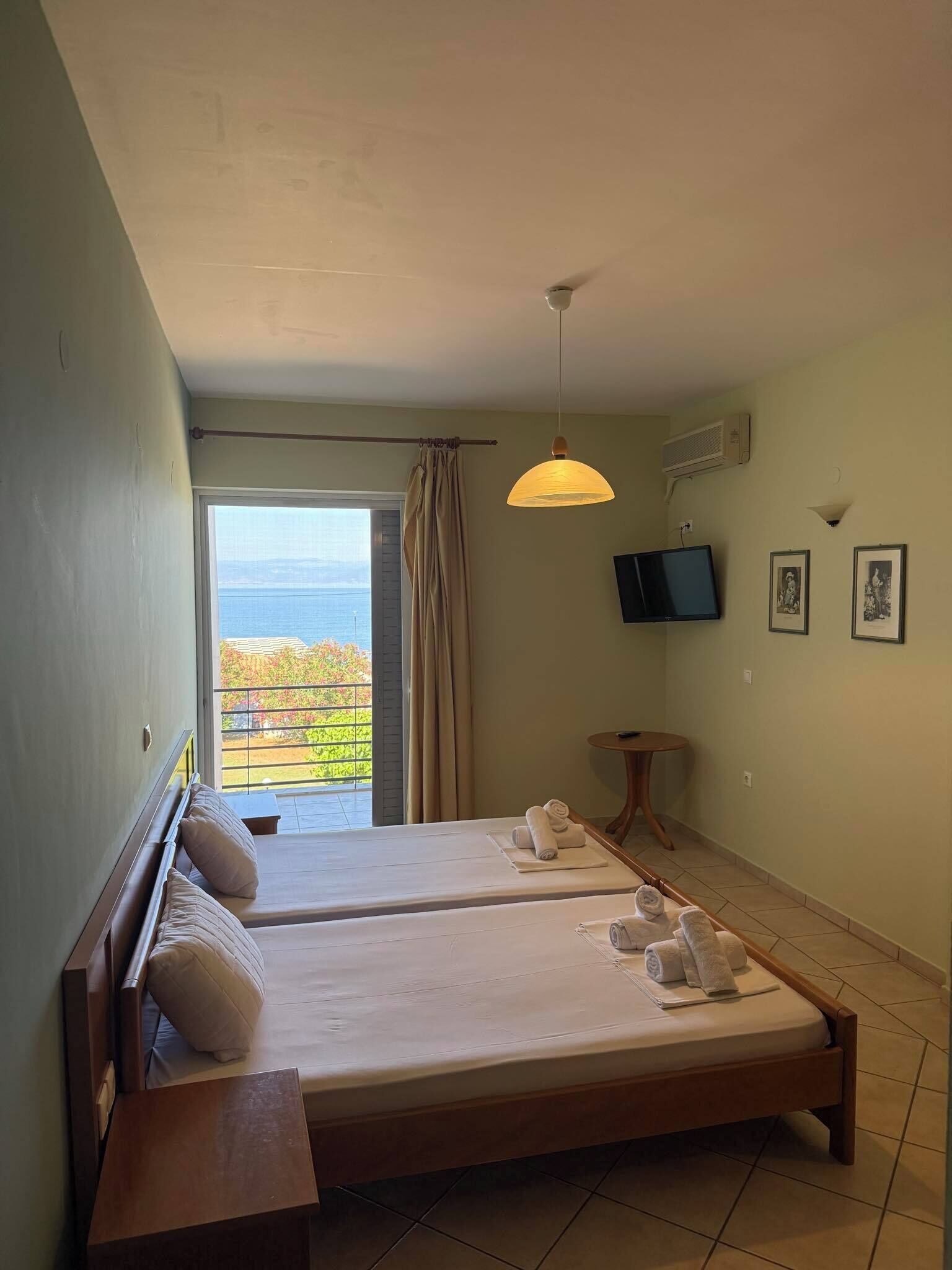 Espacio para trabajar con laptop y wifi gratis 