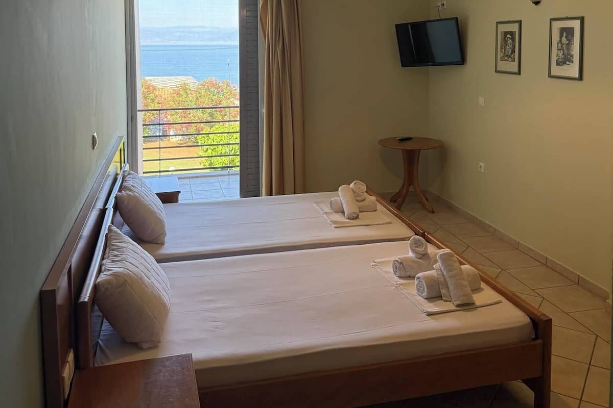 Habitación cuádruple familiar, vista a la playa | Espacio para trabajar con laptop y wifi gratis