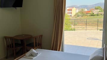 Habitación cuádruple familiar, vista a la playa | Espacio para trabajar con laptop y wifi gratis