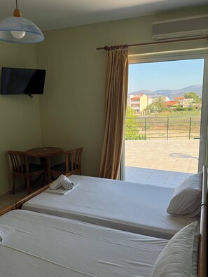 Habitación cuádruple familiar, vista a la playa | Espacio para trabajar con laptop y wifi gratis 